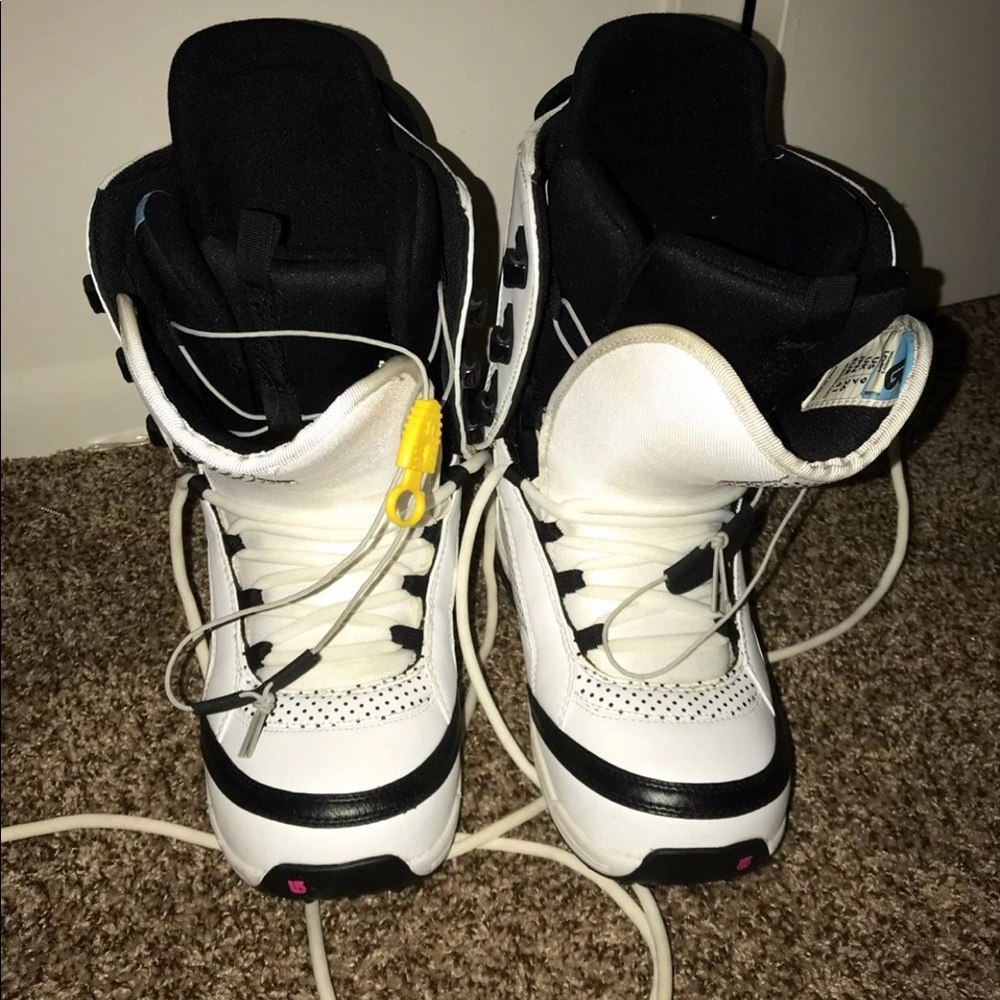 Snowboarding boots; burton